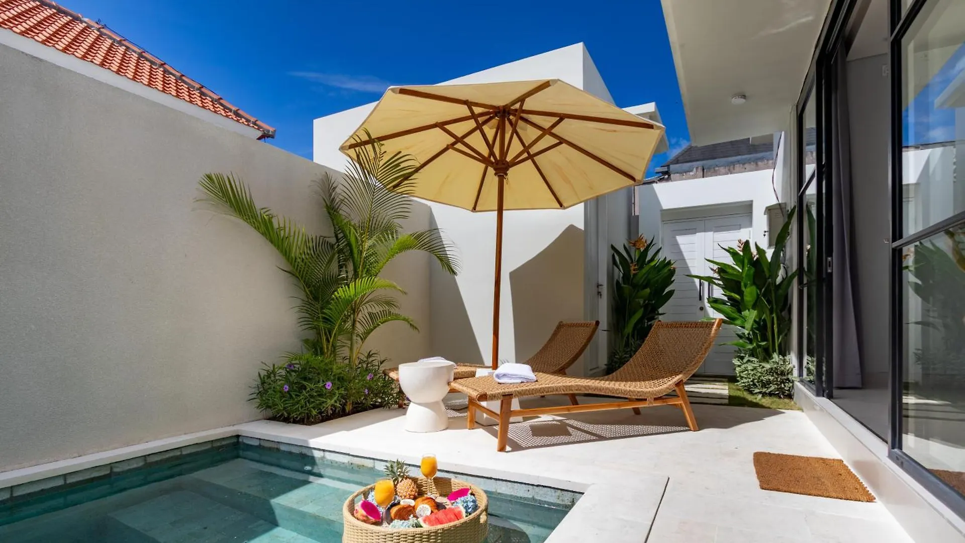 Unwind In Style - Brand New 2Br Villa With Pool Kerobokan